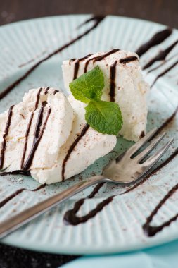 Kahvaltıda çikolata tepesi ile süzme peynir döktü