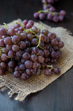 Ahşap masa üzerinde sepet üzüm demet 