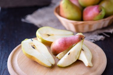 Rustik Ahşap mutfak masasında sulu armut