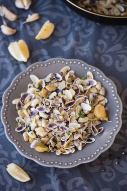 Kızarmış istiridye kavrulmuş Yapıştır, sarımsak, limon, kişniş ile karıştırın