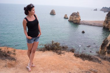 çekici kız okyanusa bakarak Dağı'nda ayakta VI