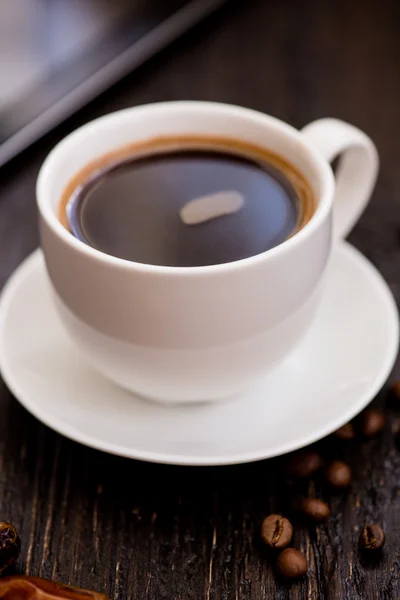 Braekfast in the morning, cup of black coffee, on the wooden tab — Stock Photo, Image