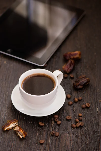 Braekfast de manhã, xícara de café preto, na aba de madeira — Fotografia de Stock