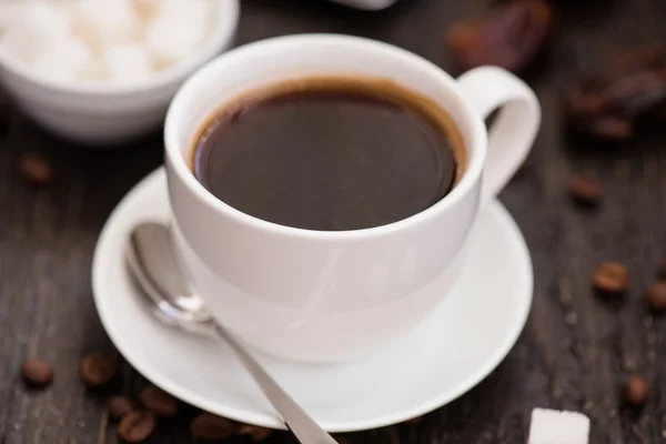 Braekfast le matin, tasse de café noir, sur la languette en bois — Photo