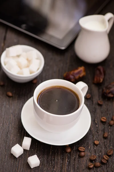 Braekfast de manhã, xícara de café preto, na aba de madeira — Fotografia de Stock
