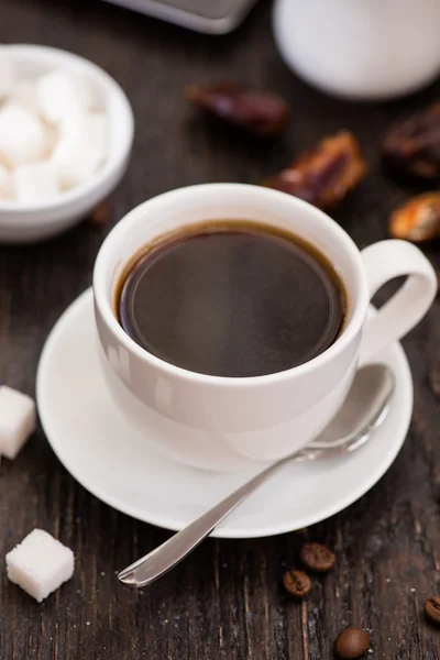 Braekfast de manhã, xícara de café preto, na aba de madeira — Fotografia de Stock