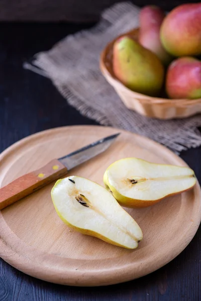 Poires juteuses sur une table de cuisine rustique en bois — Photo