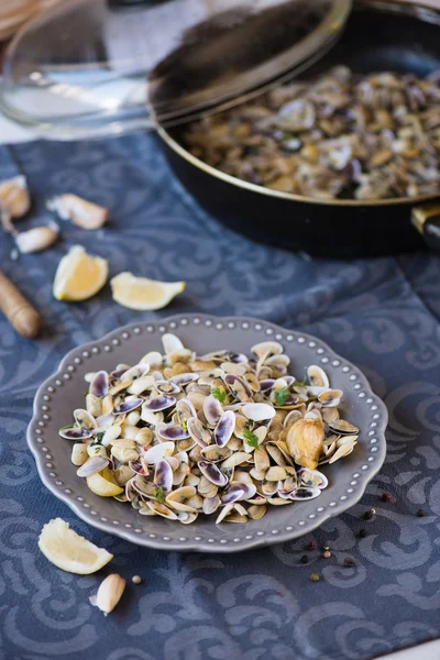 Mescolare le vongole fritte con pasta arrosto, aglio, limone, coriandolo — Foto Stock