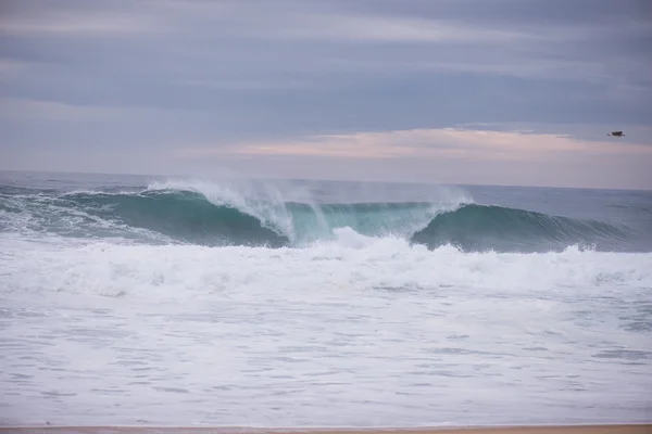 Vague s'écrasant sur une côte à Nazare, Portugal . — Photo