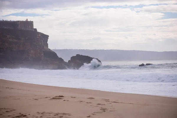 Vague s'écrasant sur une côte à Nazare, Portugal . — Photo