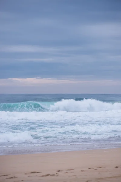 Ola estrellándose en una costa en Nazare, Portugal . — Foto de Stock