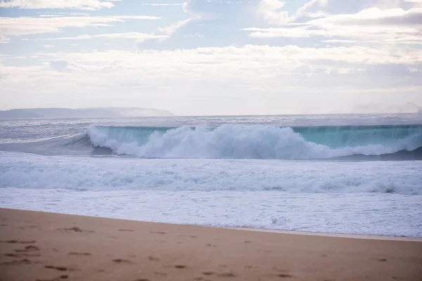 Ola estrellándose en una costa en Nazare, Portugal . — Foto de Stock