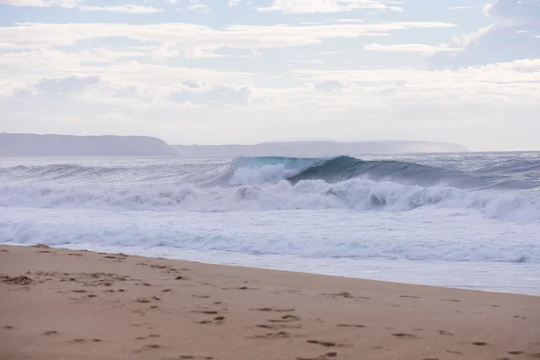 Ola estrellándose en una costa en Nazare, Portugal . —  Fotos de Stock