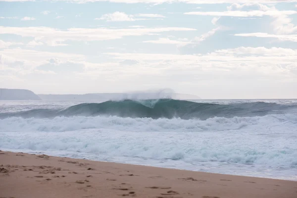 Onda a cair numa costa em Nazare, Portugal . — Fotografia de Stock