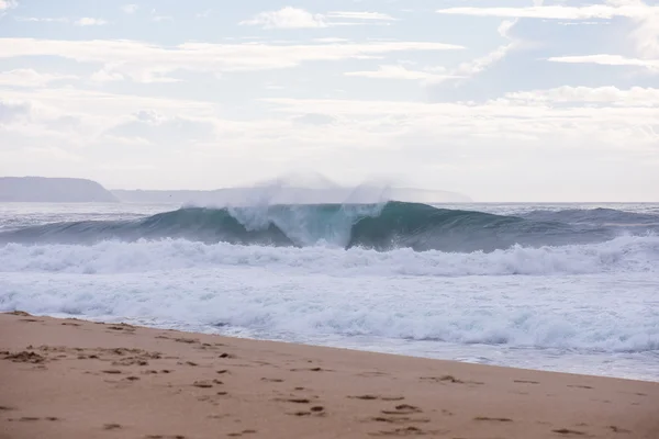 Ola estrellándose en una costa en Nazare, Portugal . — Foto de Stock
