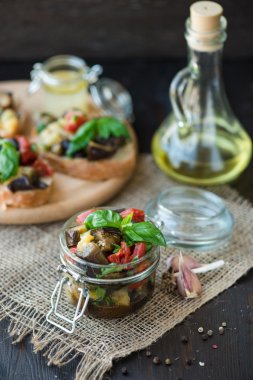 Domatesli fırında patlıcan, sarımsak ve kırmızı biber.