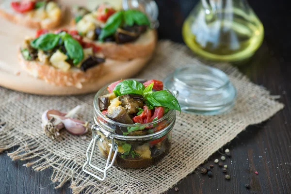 Baked eggplant with tomatoes, garlic and paprika — Stock Photo, Image