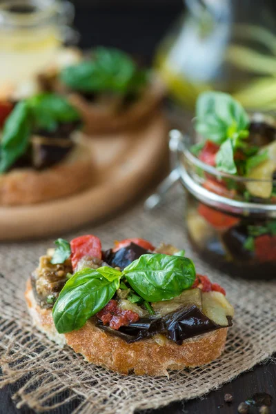 Toast mit gebackenen Auberginen mit Tomaten, Knoblauch — Stockfoto