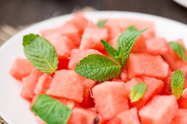 karpuz dilimleri ile nane plaka kesim