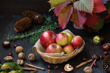Ahşap masa üzerinde sonbahar yaprakları ile taze elma
