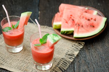 Bardakta karpuz ve karpuz dilimleri.