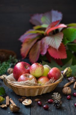 Ahşap masa üzerinde sonbahar yaprakları ile taze elma