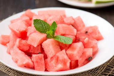 karpuz dilimleri ile nane plaka kesim