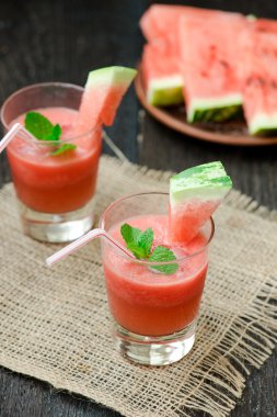 Bardakta karpuz ve karpuz dilimleri.