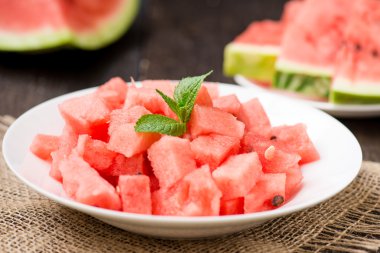 karpuz dilimleri ile nane plaka kesim