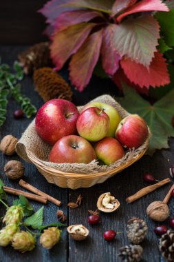 Ahşap masa üzerinde sonbahar yaprakları ile taze elma