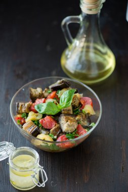 Domatesli fırında patlıcan, sarımsak ve kırmızı biber.