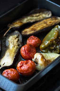 Fırında patlıcan tavada domates ile