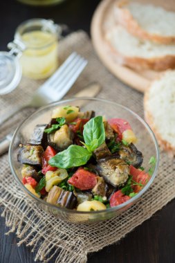 Domatesli fırında patlıcan, sarımsak ve kırmızı biber.