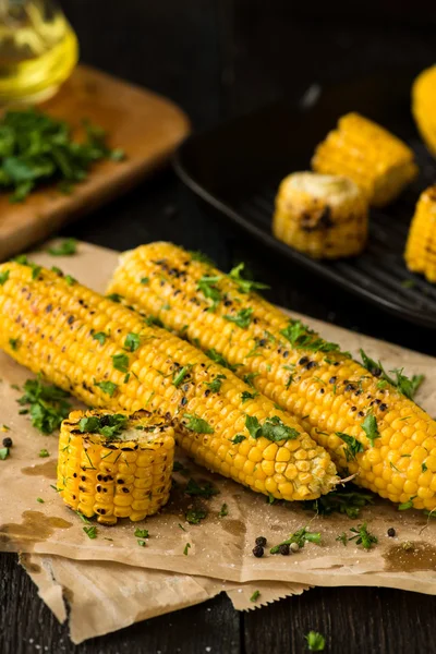 Gegrilde maïs op de kolf met Chili, koriander en kalk — Stockfoto