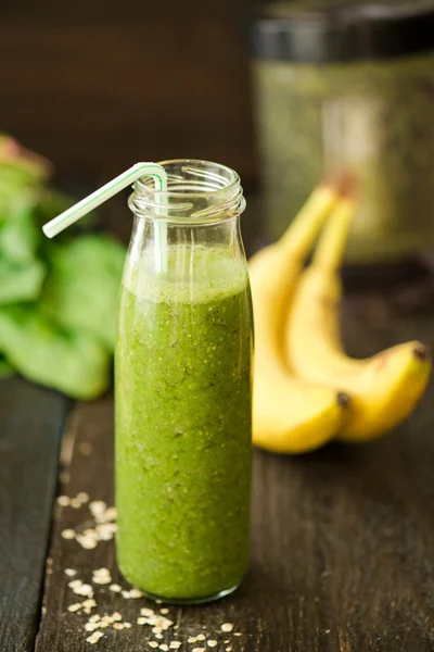 Smoothie verde desintoxicação fresca com espinafre e farinha — Fotografia de Stock