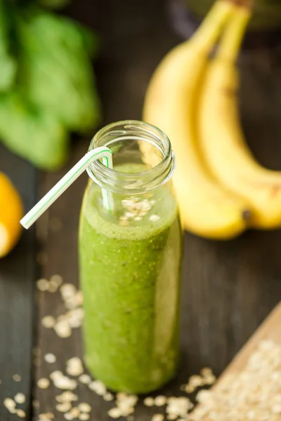 Smoothie verde desintoxicação fresca com espinafre e farinha — Fotografia de Stock