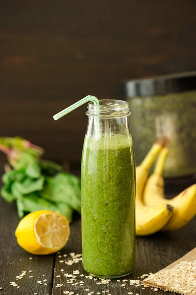 Smoothie verde desintoxicação fresca com espinafre e farinha — Fotografia de Stock