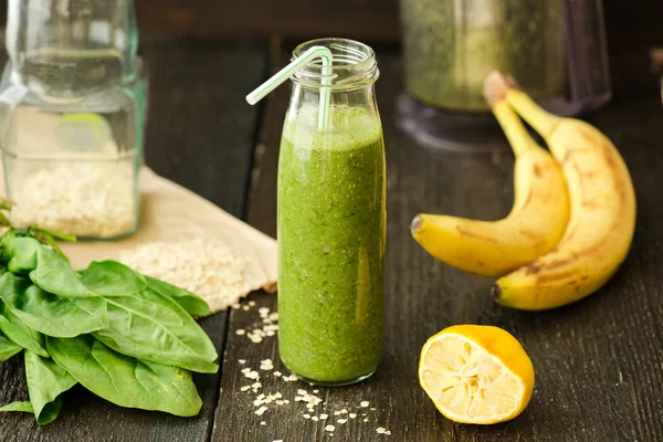 Smoothie verde desintoxicação fresca com espinafre e farinha — Fotografia de Stock