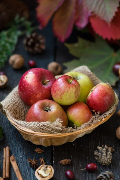 Pommes fraîches avec feuilles d'automne sur table en bois — Photo