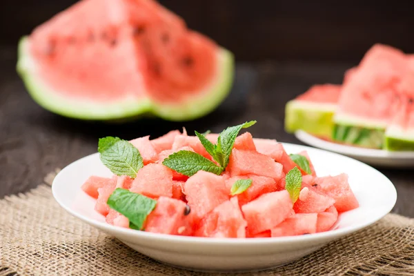 Wassermelonenscheiben auf dem Teller mit Minze schneiden — Stockfoto