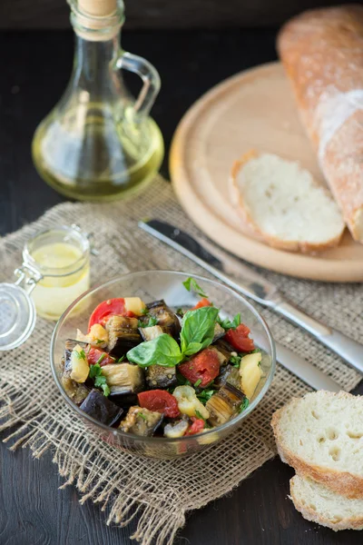 Berenjena al horno con tomates, ajo y pimentón — Foto de Stock