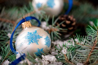 Noel süs topları ahşap arka plan üzerinde