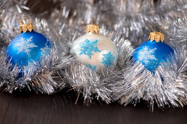 Noel süs topları ahşap arka plan üzerinde