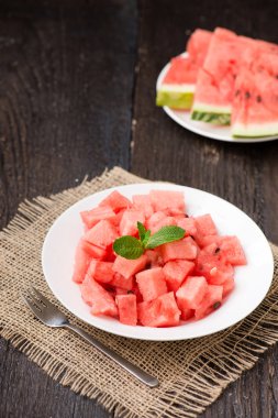 karpuz dilimleri ile nane plaka kesim