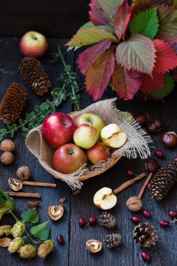 Ahşap masa üzerinde sonbahar yaprakları ile taze elma