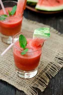 Bardakta karpuz ve karpuz dilimleri.