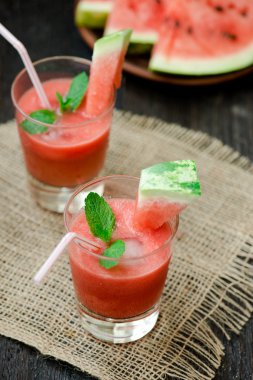 Bardakta karpuz ve karpuz dilimleri.