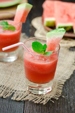 Bardakta karpuz ve karpuz dilimleri.