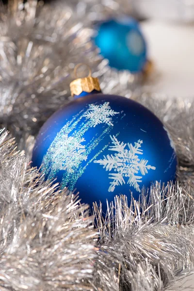 Bola azul de adorno de Navidad y decoración de abeto plateado — Foto de Stock
