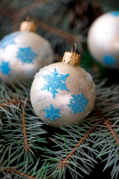 Boules d'ornement de Noël sur le fond en bois — Photo